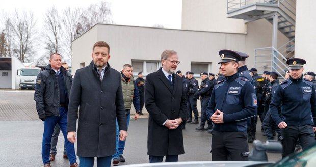 Petr Fiala a Vít Rakušan na návštěvě u policie. (24. ledna 2023)