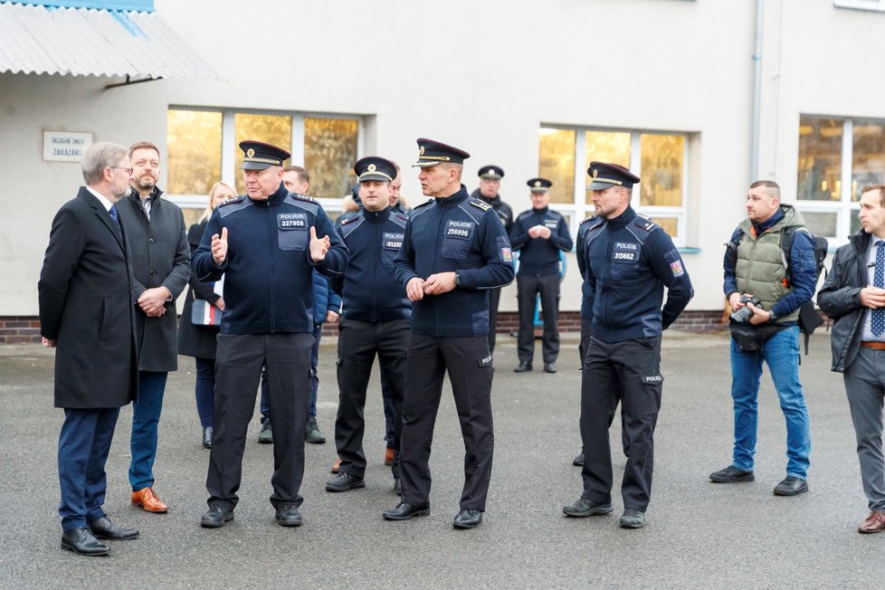 Petr Fiala a Vít Rakušan na návštěvě u policie. (24. ledna 2023)