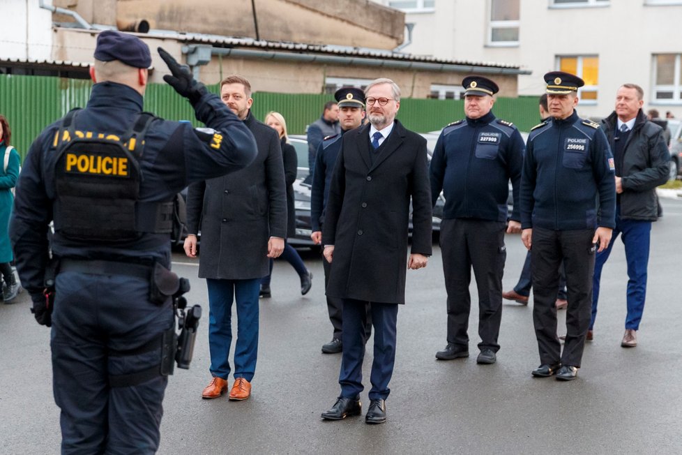 Petr Fiala a Vít Rakušan na návštěvě u policie. (24. ledna 2023)