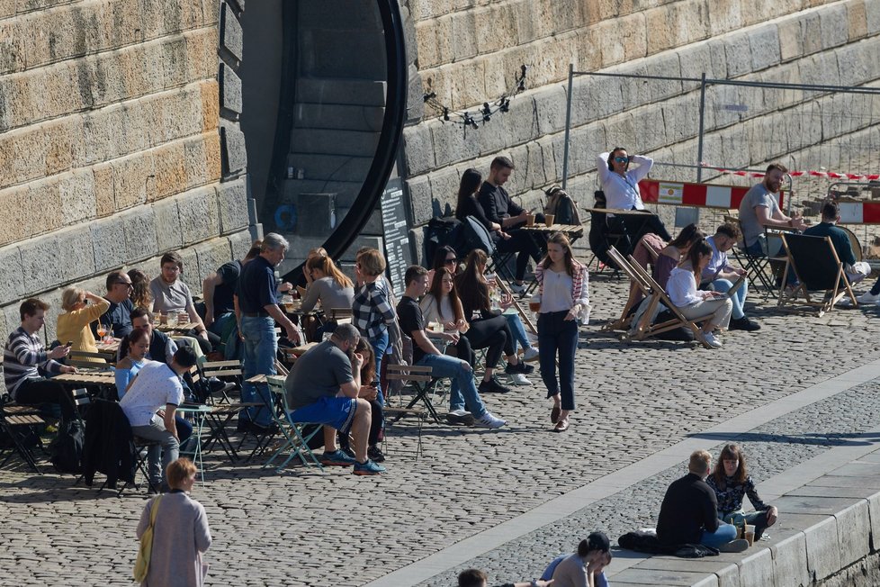 Teplé počasí vylákalo davy na pražskou náplavku (23. 3. 2022)