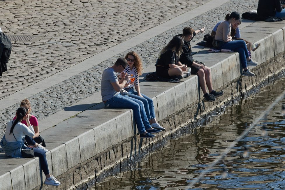 Teplé počasí vylákalo davy na pražskou náplavku (23. 3. 2022)