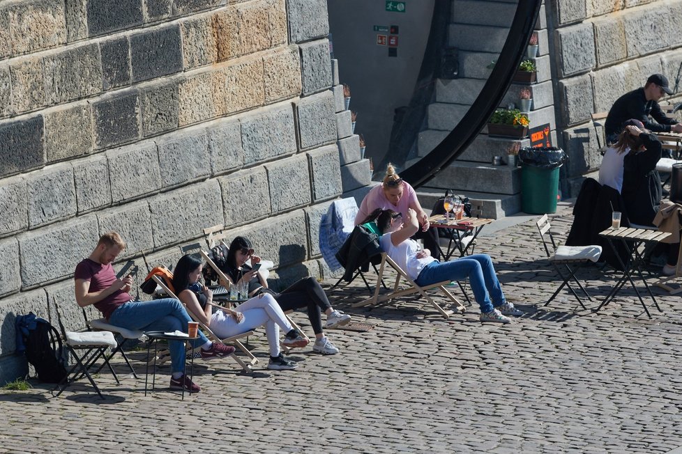 Teplé počasí vylákalo davy na pražskou náplavku (23. 3. 2022)