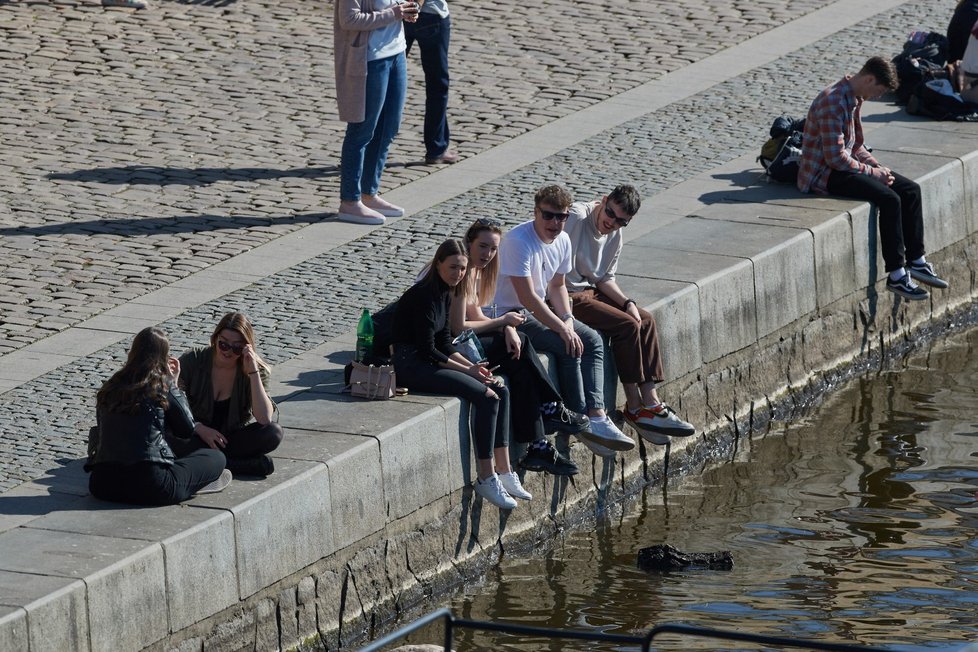 Teplé počasí vylákalo davy na pražskou náplavku (23. 3. 2022)