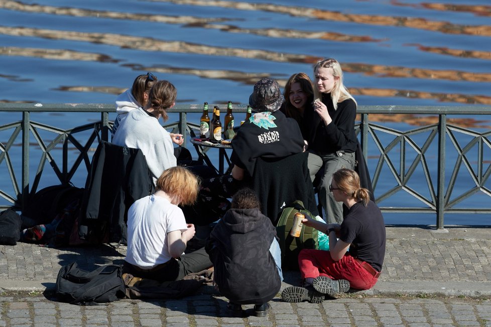 Teplé počasí vylákalo davy na pražskou náplavku (23. 3. 2022)