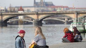 Teploty v Praze dosahovaly téměř 20 stupňů, lidé vyrazili do ulic.