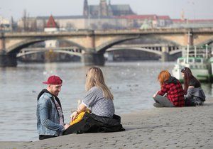 Teploty v Praze dosahovaly téměř 20 stupňů, lidé vyrazili do ulic.