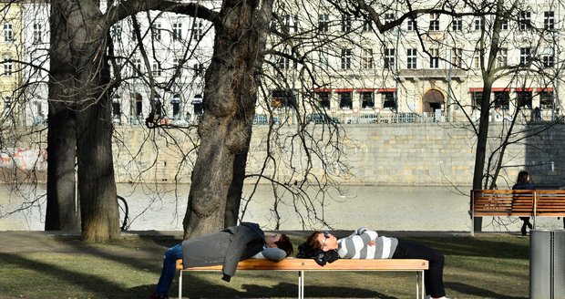 Teploty v Praze dosahovaly téměř 20 stupňů, lidé vyrazili do ulic.