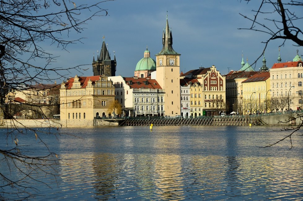 Teplé počasí táhne obyvatele Prahy k břehu Vltavy