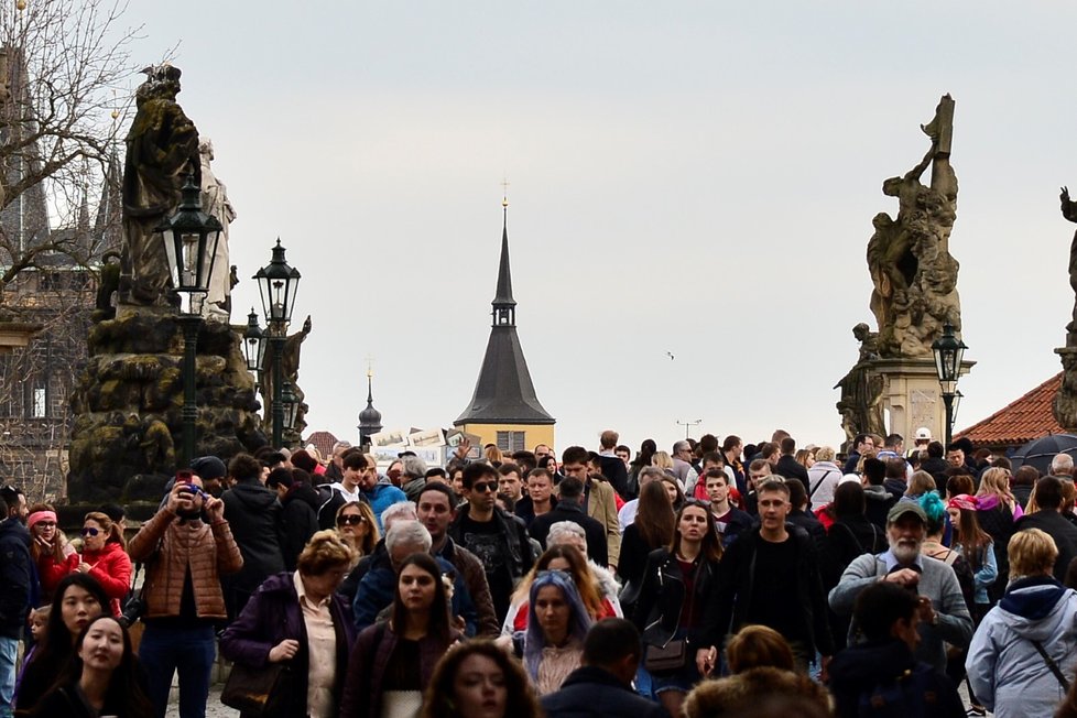 Teploty v Praze dosahovaly téměř 20 stupňů, lidé vyrazili do ulic.