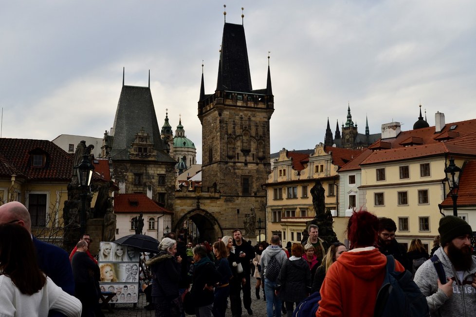 Teploty v Praze dosahovaly téměř 20 stupňů, lidé vyrazili do ulic.