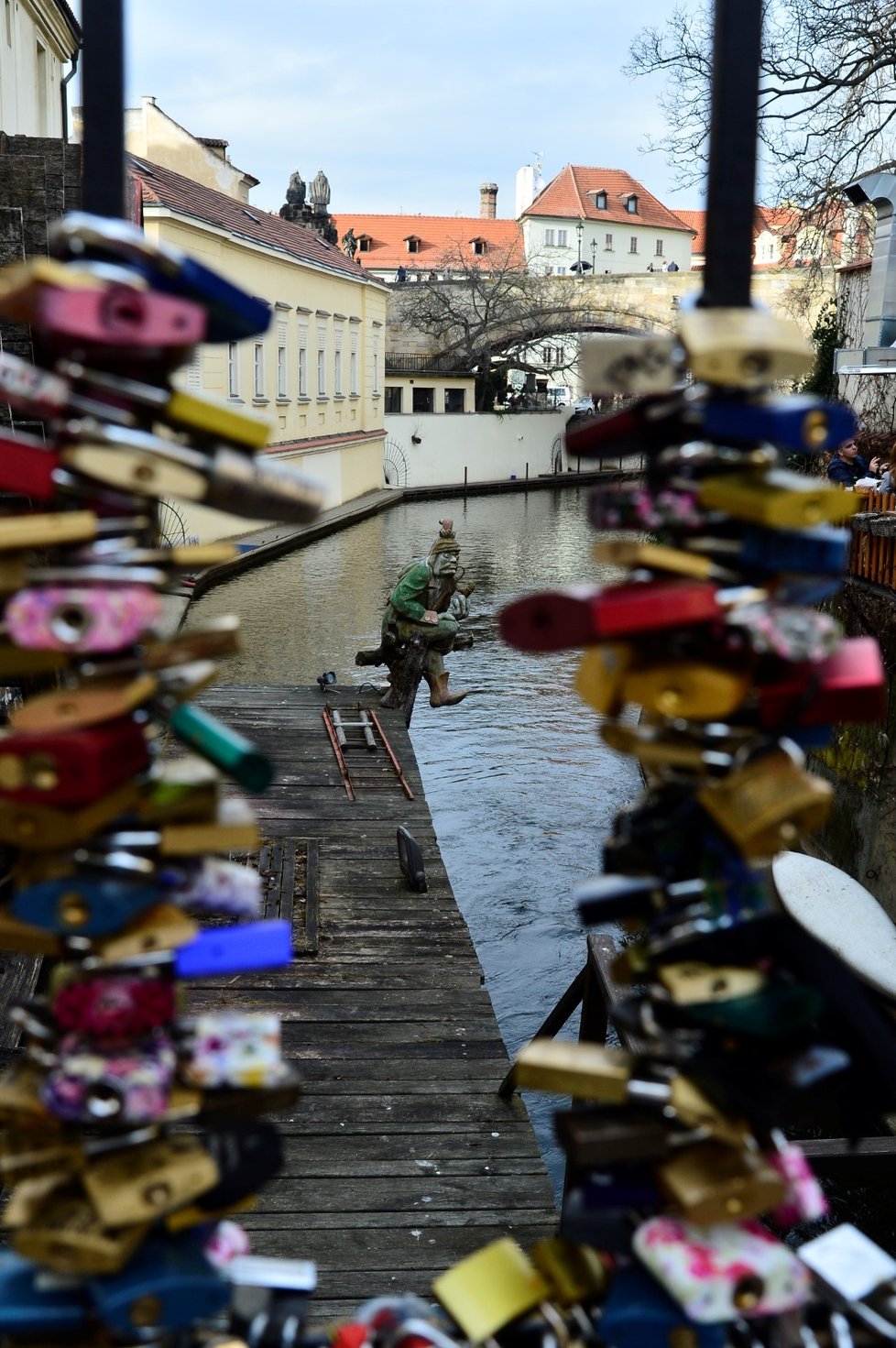 Teploty v Praze dosahovaly téměř 20 stupňů, lidé vyrazili do ulic.