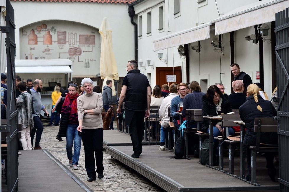 Teploty v Praze dosahovaly téměř 20 stupňů, lidé vyrazili do ulic.