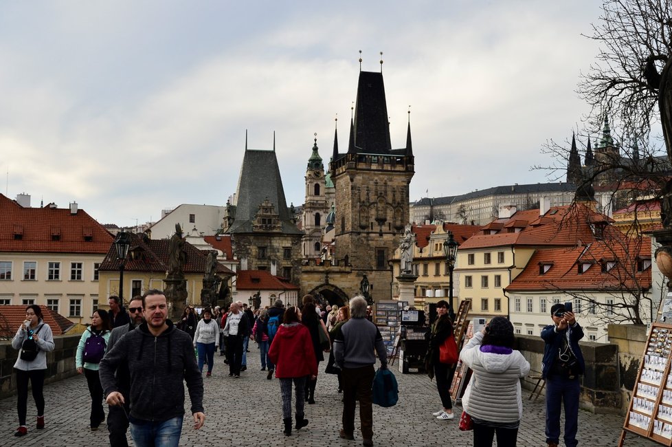 Teploty v Praze dosahovaly téměř 20 stupňů, lidé vyrazili do ulic.