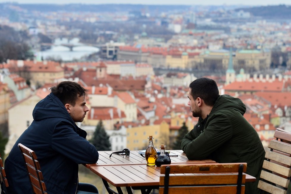 Konec týdne přinese nádech jara – díky mohutné oblasti vysokého tlaku vzduchu bude převládat slunečné počasí a nejvyšší odpolední teploty budou stoupat vysoko – až ke 13 °C.