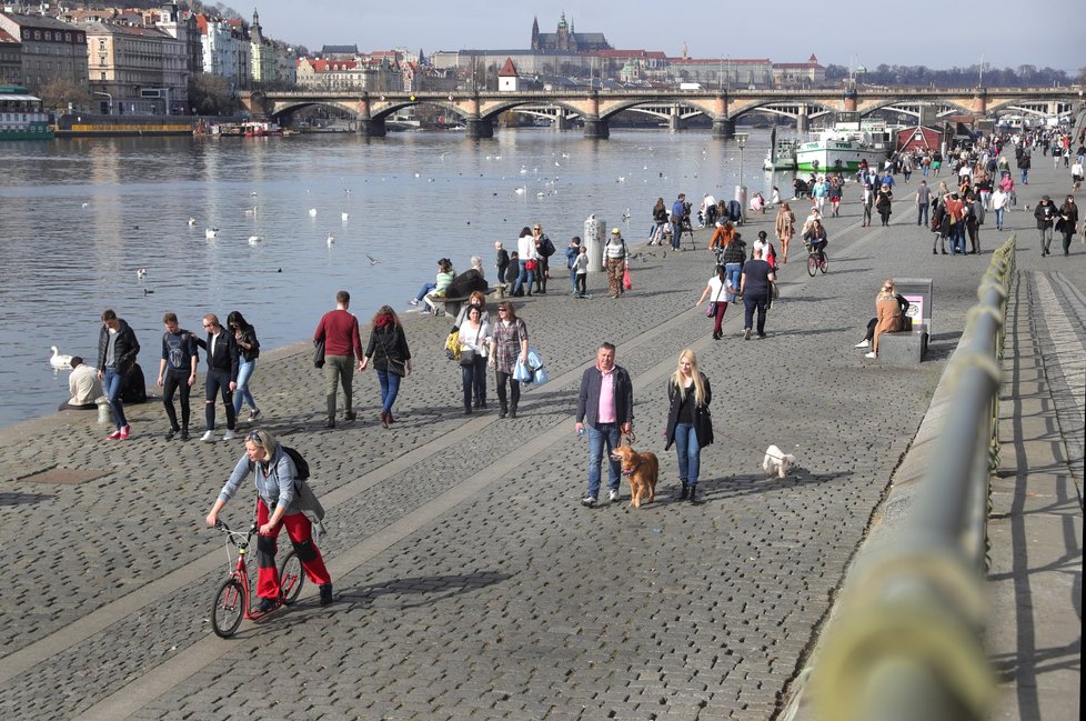 Teploty v Praze dosahovaly téměř 20 stupňů, lidé vyrazili do ulic.