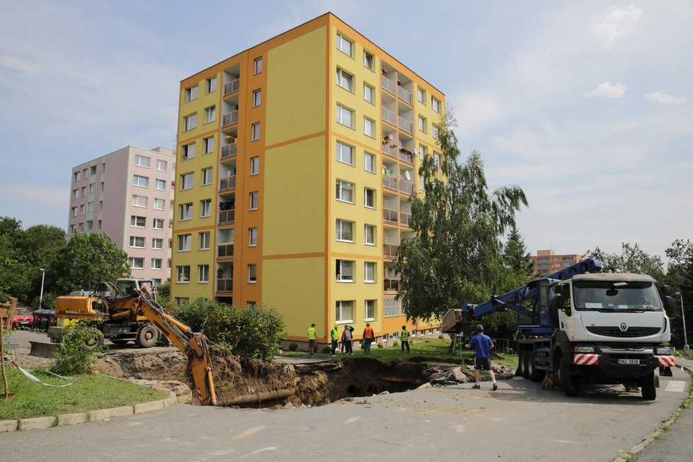 Deště poškodily vodovodní potrubí v Michli, kde se propadla vozovka