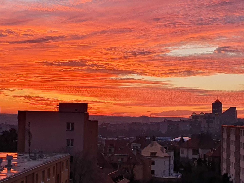 V pondělí odpoledne nebe nad Prahou ozdobily barevné mraky.