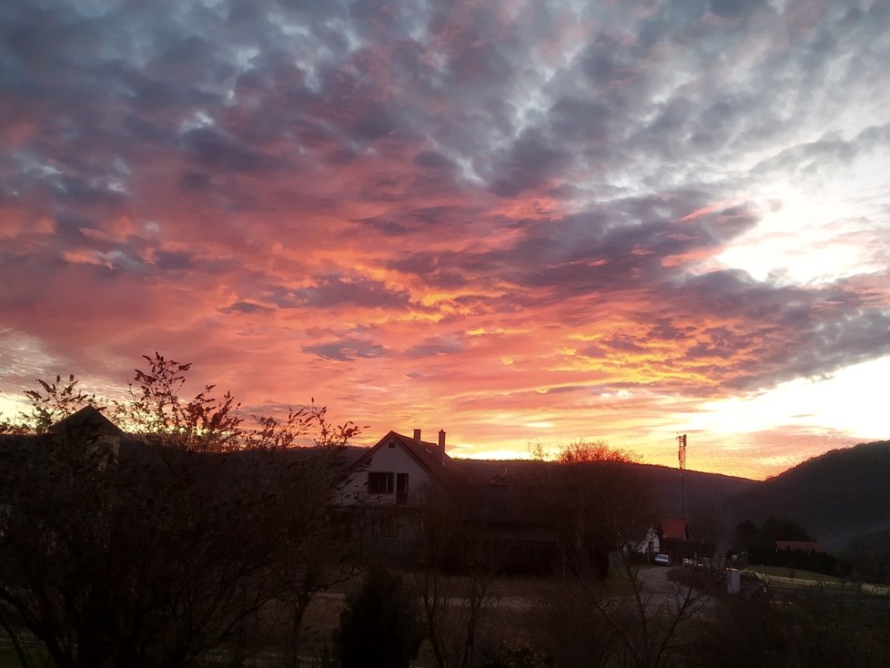 V pondělí odpoledne nebe nad Prahou ozdobily barevné mraky. Foceno v Srbsku u Karlštejna.