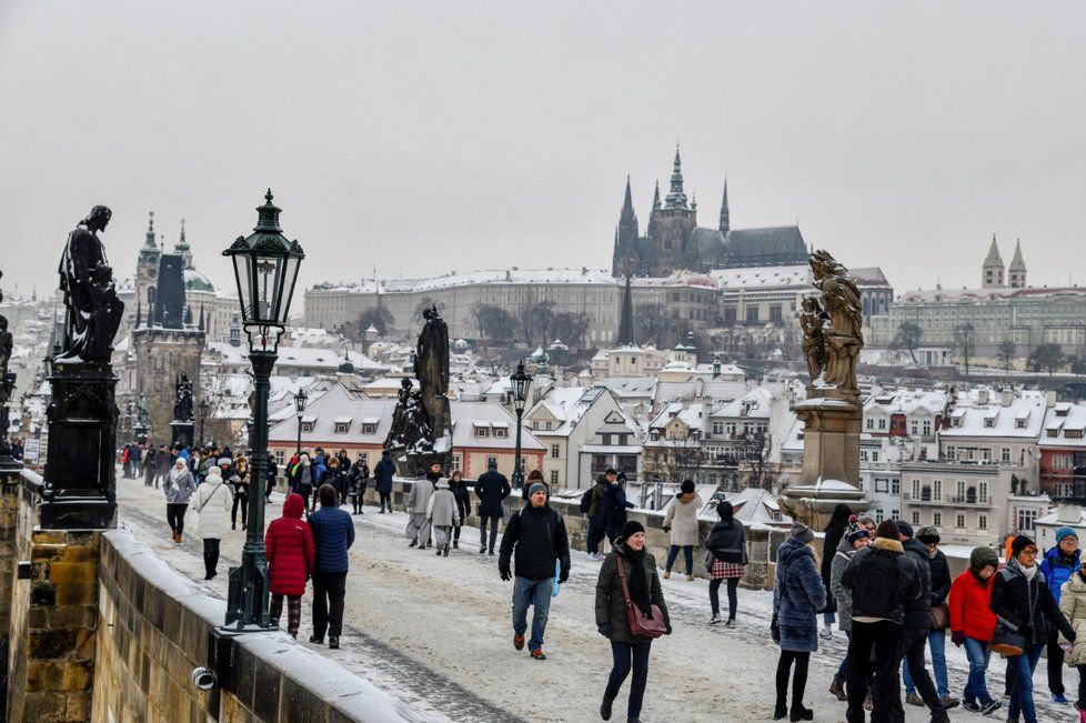 Praha se tu a tam ocitne pod slabým příkrovem sněhu. (ilustrační foto)