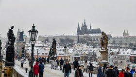 Mrzne až praští! Lidé se kácejí na namrzlých chodnících, pražští záchranáři ošetřili 60 lidí za den