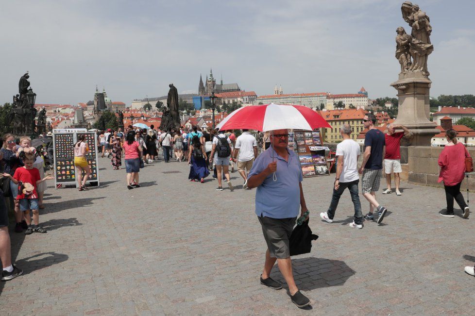 V centru Prahy se během horka chodníky dokážou rozpálit až na 55 stupňů Celsia.