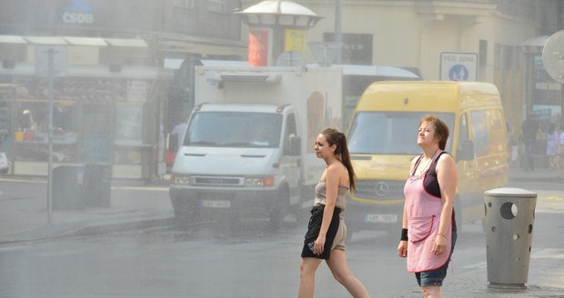 Vedro rozpálilo Česko až na 35,8 °C. Bouřky a kroupy dorazí v sobotu, sledujte radar 