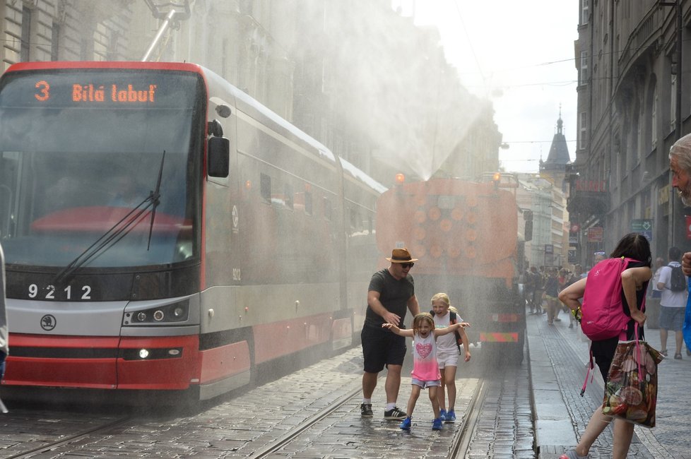 Do Prahy míří tropy: Připravte se na teploty i přes třicet stupňů.