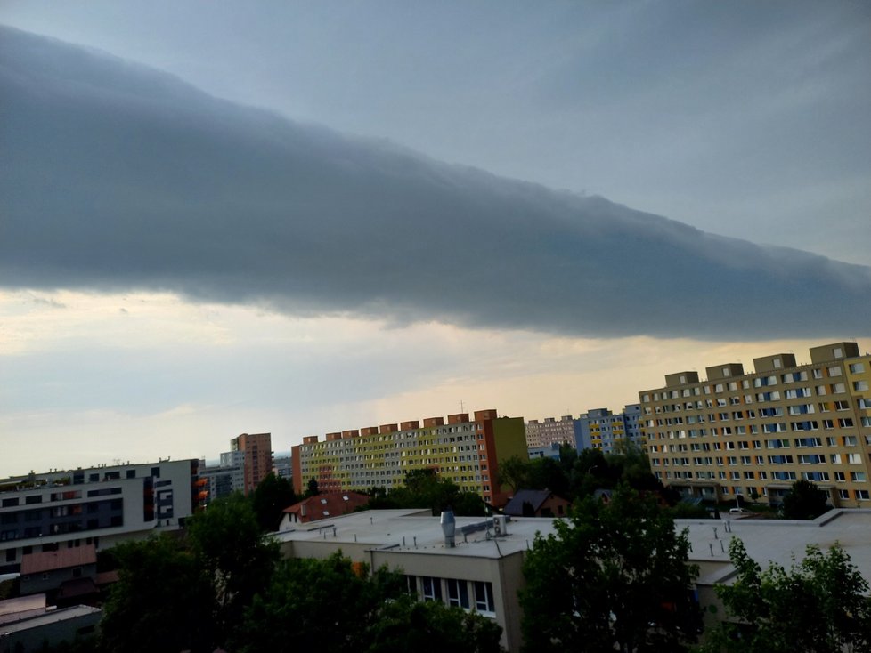 Roll cloud v Praze. (20. června 2022)