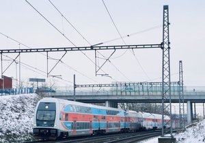 Na trati mezi Hostivaří a Uhříněvsi srazil vlak člověka. Spoje směrem na Benešov stojí. (ilustrační foto)