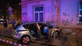 Auto napálilo do domu na Palmovce a vyhodilo proud ve třech ulicích. Posádka utekla, řidič (30) byl zfetovaný