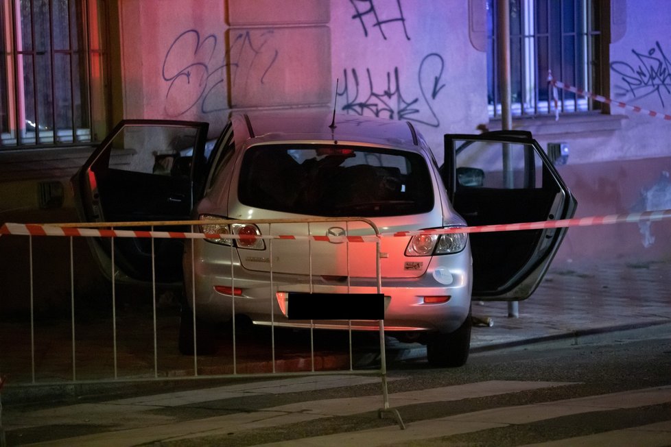 Auto narazilo do domu v ulici Pod Kotlaskou na Palmovce, posádka utekla. (24. srpna 2022)
