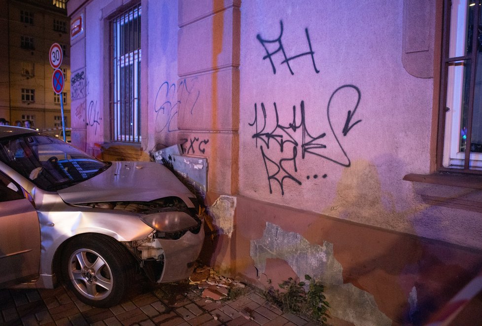 Auto narazilo do domu v ulici Pod Kotlaskou na Palmovce, posádka utekla. (24. srpna 2022)
