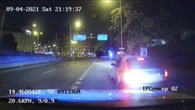 Prudce zrychloval a zase zpomaloval: Podezřelého (ne)řidiče zastavili strážníci, byl zfetovaný