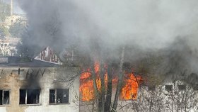 Požár v ulici Pod Plynojemem v Praze. (27. dubna 2023)