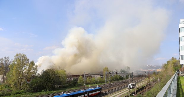 Požár v ulici Pod Plynojemem v Praze. (27. dubna 2023)