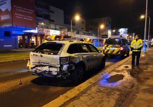 Ujíždějící řidič v Poděbradské v noci na 15. listopadu naboural dvě auta.
