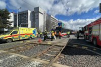 Ochromená doprava v Praze 9: Tramvaj se střetla s autem, řidiče museli vyprostit