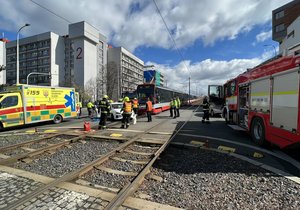 Nehoda auta a tramvaje na Poděbradské ulici v Praze. (27. března 2023)