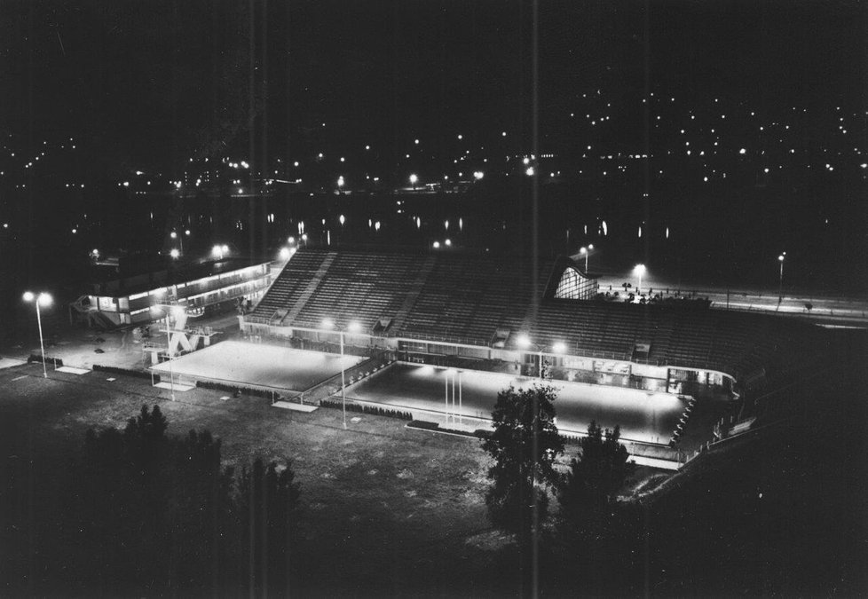 Stadion se od 80. let příliš nezměnil.