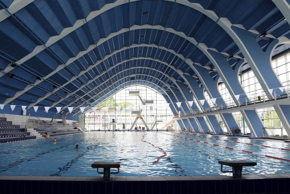 Uvnitř haly stadionu Podolí je 50 metrů dlouhý bazén.