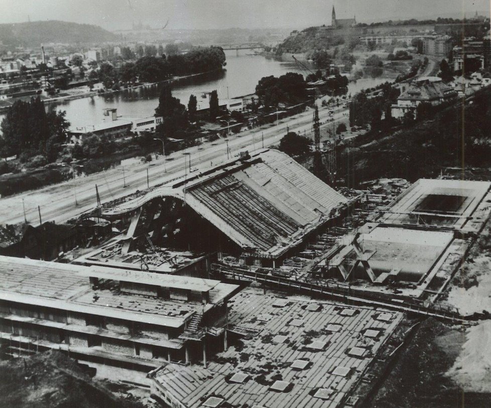 Tribuna se postavila pro 5 500 lidí.