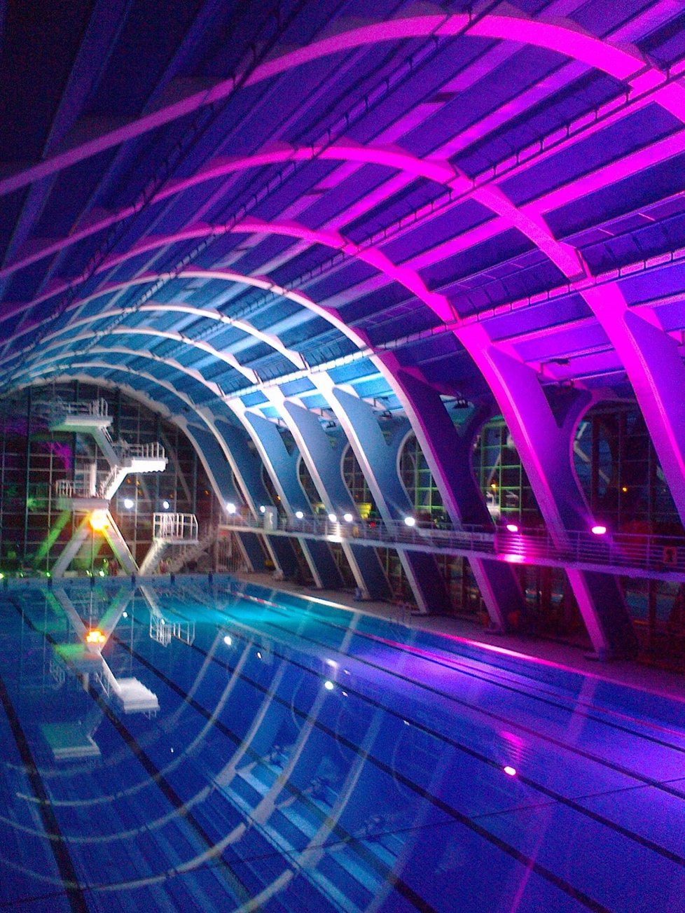 Vnitřní bazén se během oslav 50. výročí barevně rozsvítil.