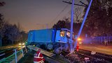 Děsivá nehoda na Podolském nábřeží: Popeláři vrazili do sloupu na kolejích, nejezdí tramvaje