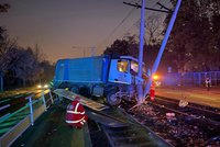 Děsivá nehoda na Podolském nábřeží: Popeláři vrazili do sloupu na kolejích, nejezdí tramvaje