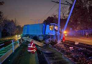 Nehoda nákladního auta na Podolském nábřeží. (27. října 2021)