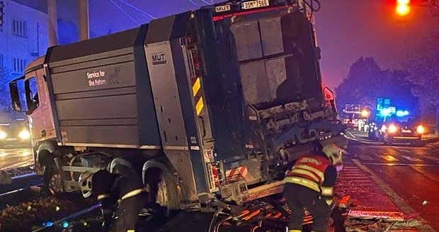 Nehoda nákladního auta na Podolském nábřeží. (27. října 2021)
