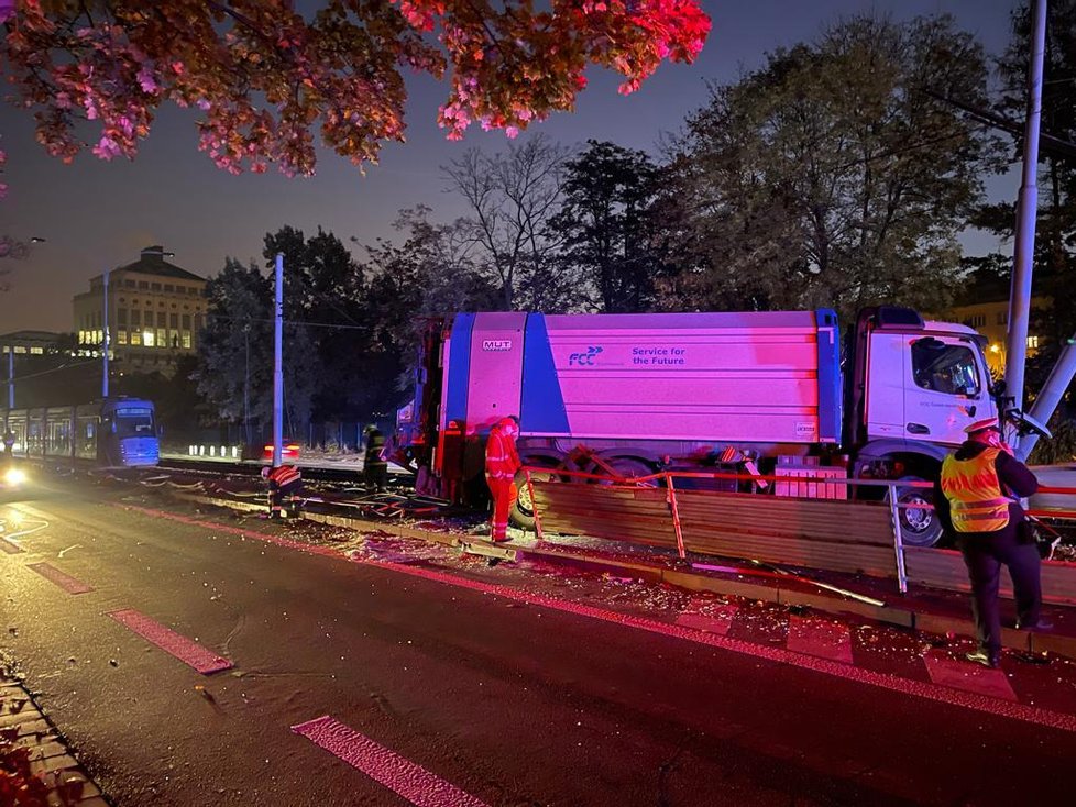 Nehoda nákladního auta na Podolském nábřeží. (27. října 2021)
