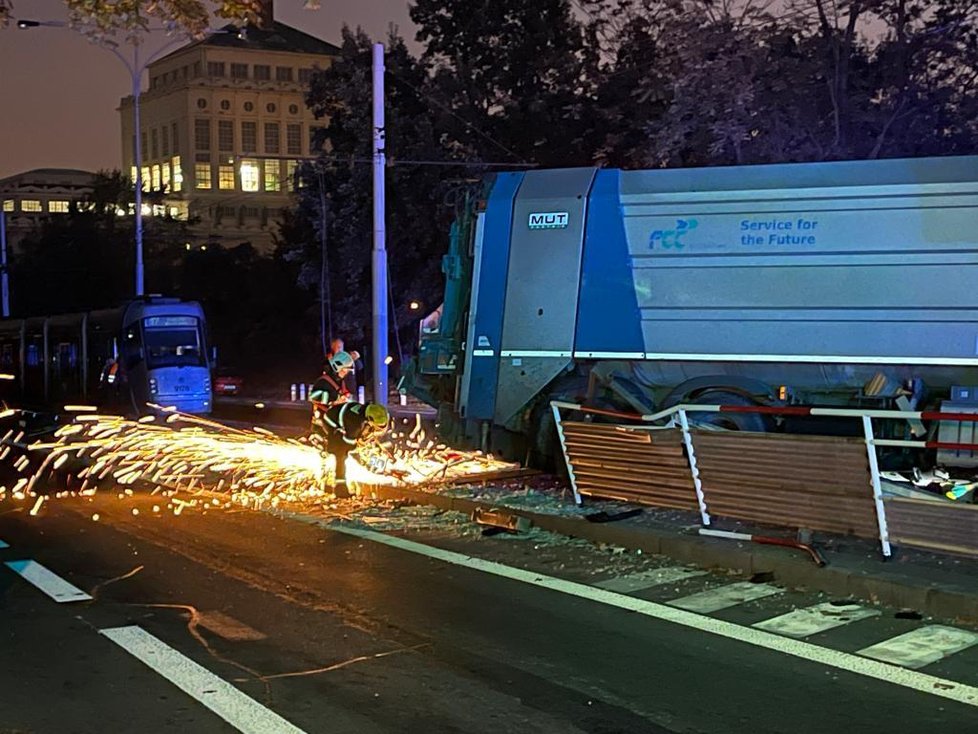 Nehoda nákladního auta na Podolském nábřeží. (27. října 2021)