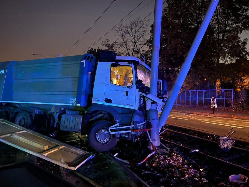 Nehoda nákladního auta na Podolském nábřeží. (27. října 2021)