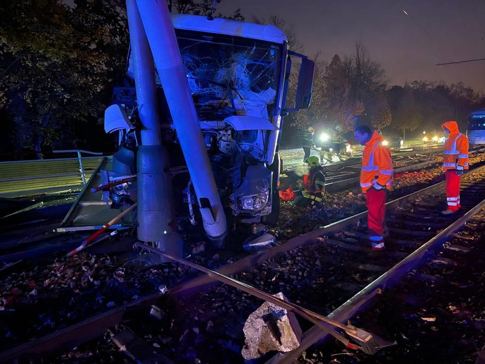 Nehoda nákladního auta na Podolském nábřeží. (27. října 2021)